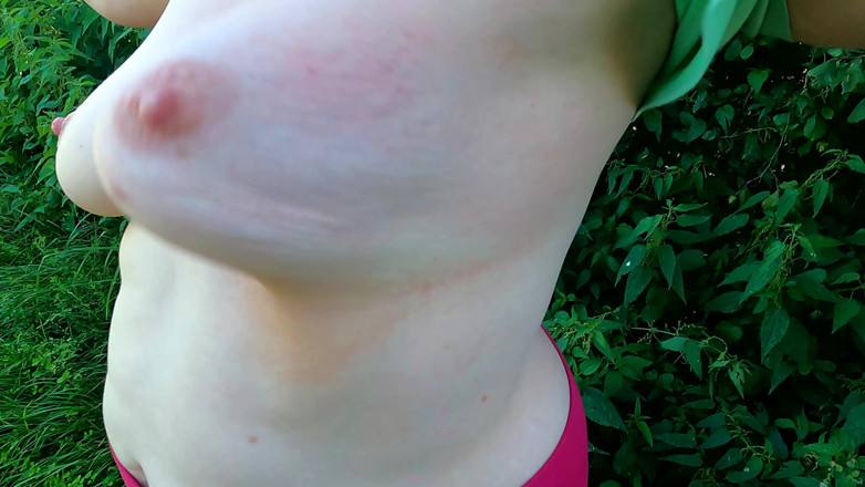 Bouncy Tits Action: In Addition to the Nettles, the Tits Beaten Red