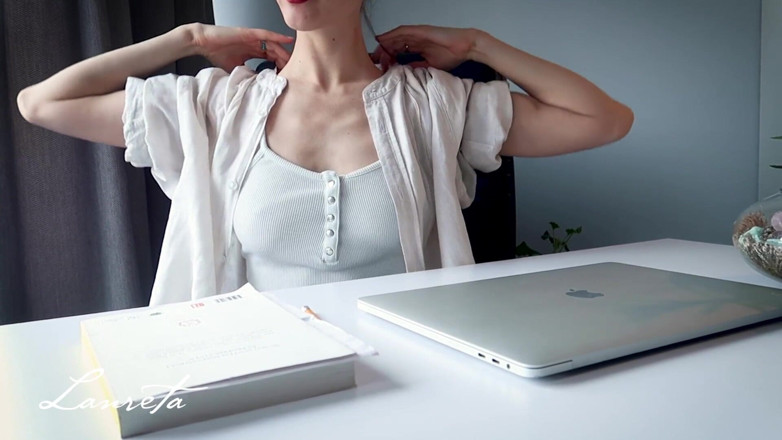 Lanreta: Office muscle show for the coworker