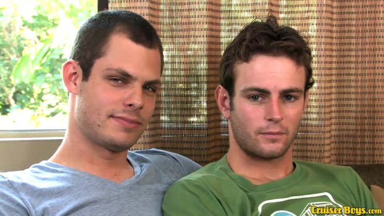 Cruiser Boys: 2 homos peludas chupan polla de gay en el sofá...