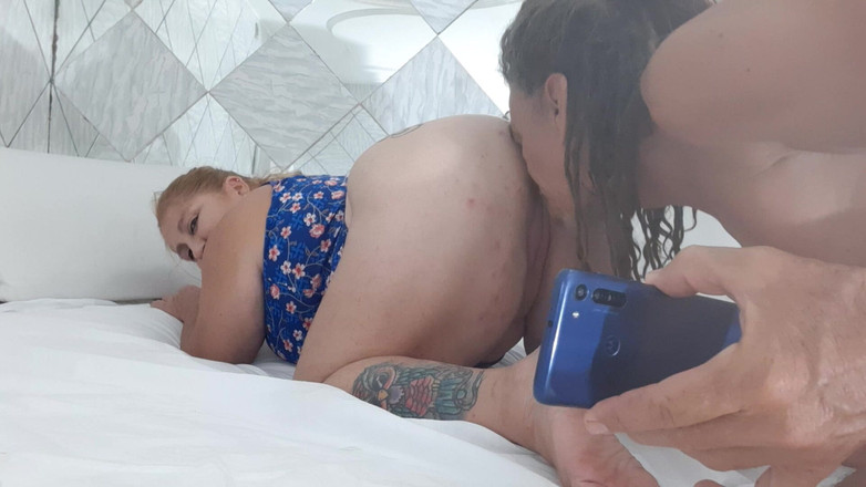 Tomsorte and Loiracasada: Zichzelf troostend en slijpend op de grote lul