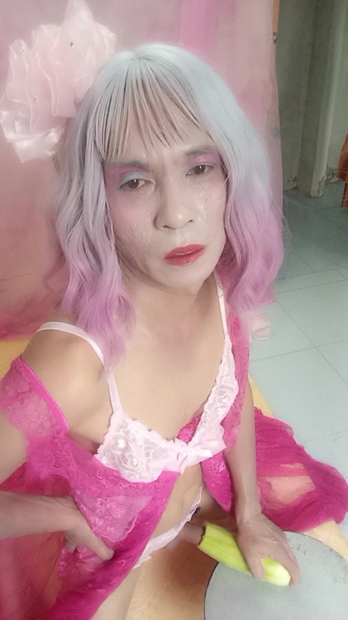 nguyen dang thien tri: Transgender Oanh Le Wears a Sexy Dress and Masturbates.