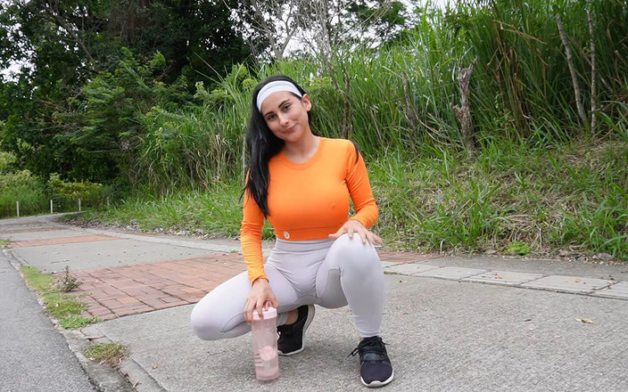 Jenifer Play: Fake Coach utnyttjar mig för att knulla min enorma röv -jenifer...