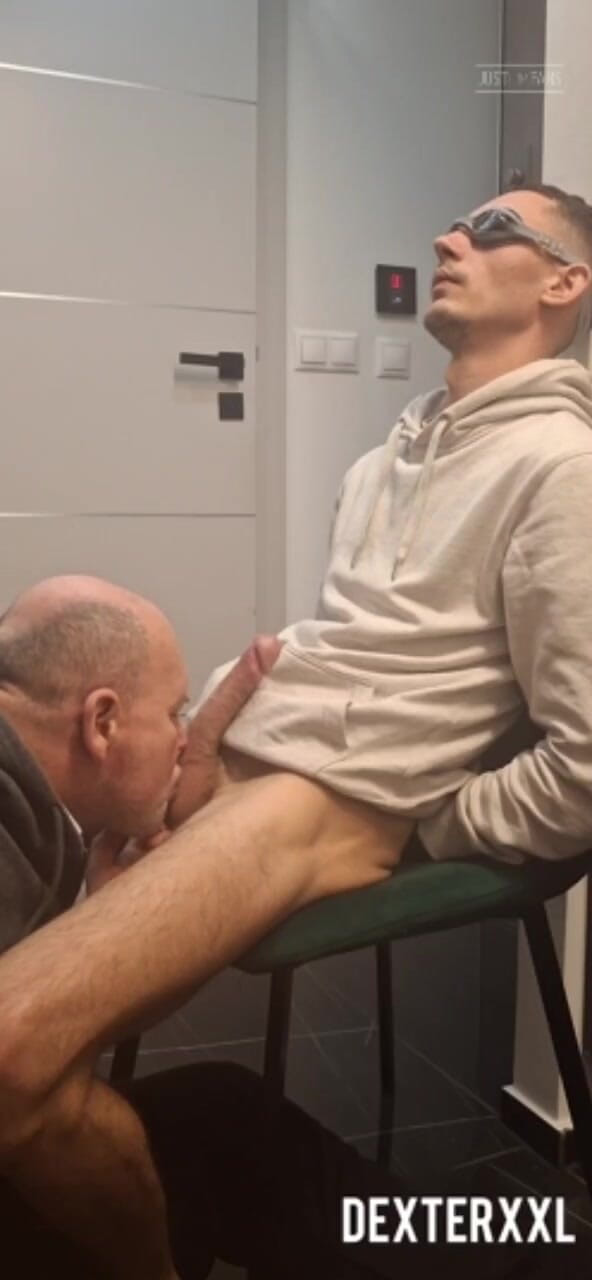 Dexterxxlfun: Honza, un mec mince et sexy m’a séduit, éjaculation sur mon...