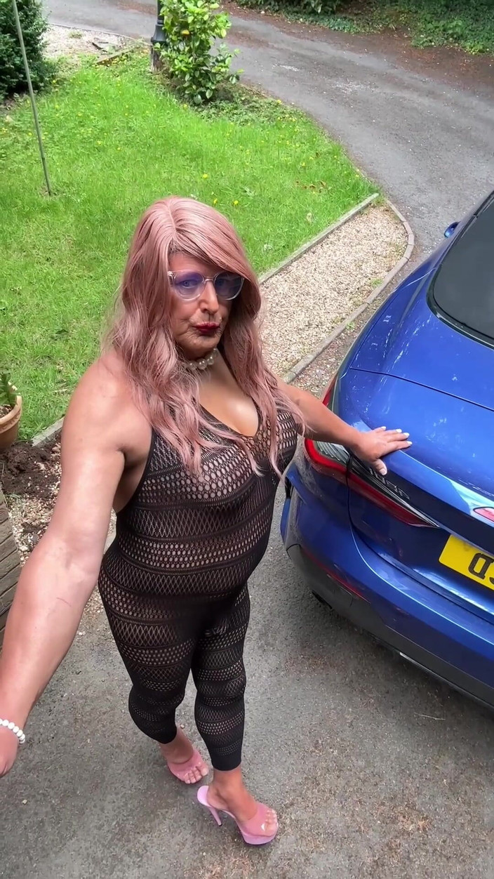 Kellycd2022: Crossdresser seksi Kellycd2022 dalam pakaian kucing hitam seksi dan tumit