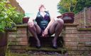 Mistress Jodie May: Outdoor-Latex, pissen und rauchen