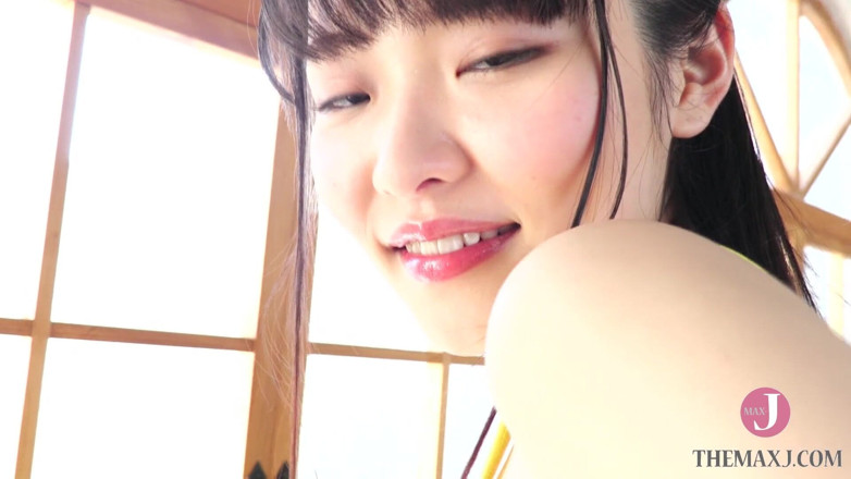 Tokyo Bikini College: Fată asiatică timidă în costum de baie galben pozează în cameră pentru...