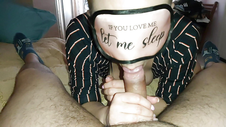 Audrey: 甜美的继妹在她的房间里休息，她的年长的继兄弟把他的阴茎放在她嘴里 - 自制色情