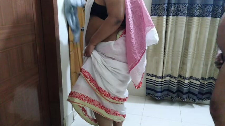 Aria Mia: 의붓아빠가 옆방에 계부였을 때 낯선 사람에게 따먹히는 타밀 핫한 아줌마!