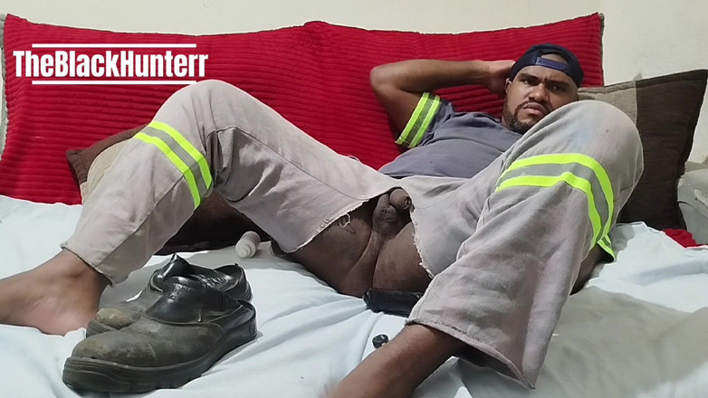 TheBlacKHunterr: Hemma ensam onanerande och komande i stövel med