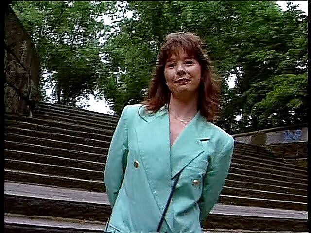 Lucky Cooch: Hermosa morena dama en la entrevista al aire libre