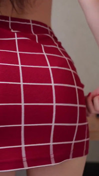 Menina da faculdade bunda perfeita e mini-saia vermelha apertada