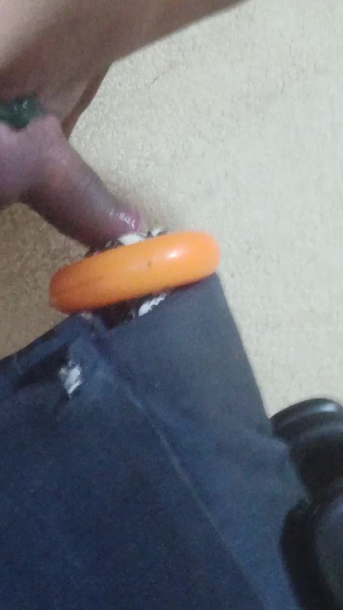 Red lait: Skinny Guy Masturbating at Home