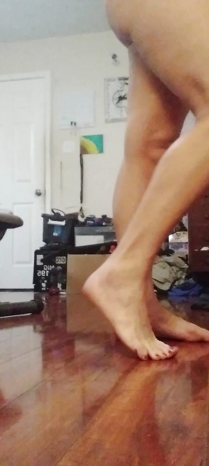 MrLeggs: Пять минут модных ног, отражений в зеркале и ласки мое мясо.