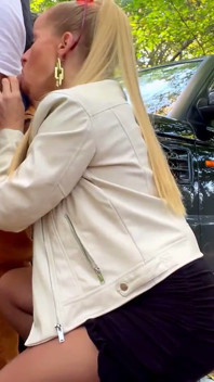 Ả điếm tóc vàng đụ trong rừng với creampie