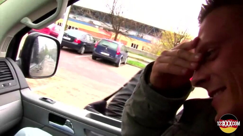 123XXX - Fucked Amateurs in Germany!: Busty Bruntte MILFは車の中でファックすることを崇拝