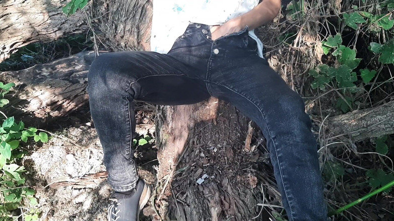 Lesbian-candys: Arriesgada masturbación femenina en ropa al aire libre en el...