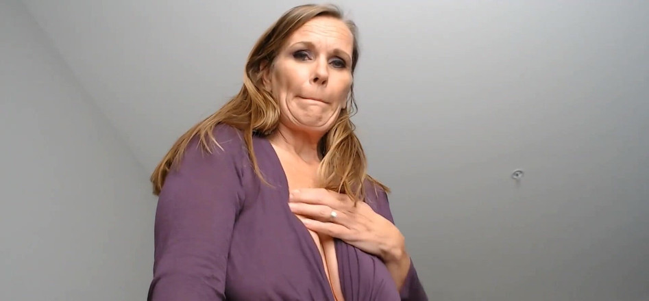 KimitheMilfMommy: Bạn thích mẹ kế giúp đỡ?