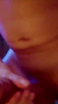 Un beau garçon latin se masturbe - grosse bite