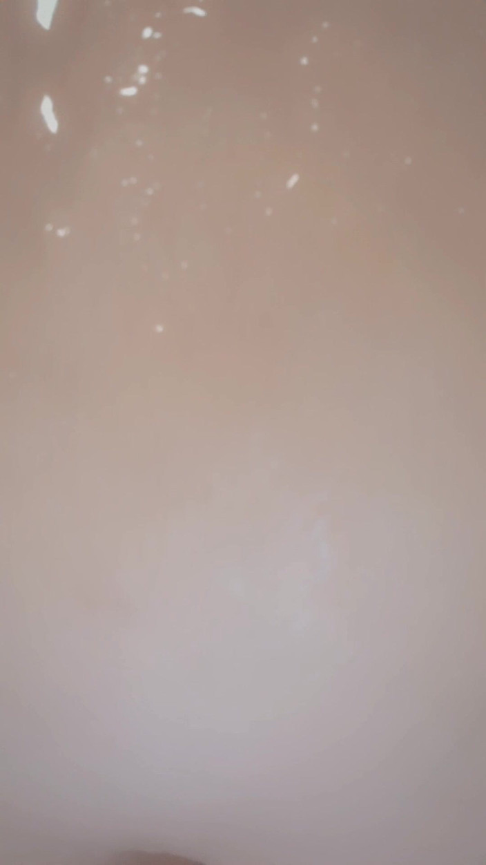 Funhousewife69: Duşta eğleniyorum büyük siyah dildomu duvara sokup hepsini içine al