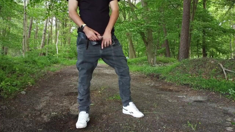 Fratchino: Kijk hoe een kerel pis neemt