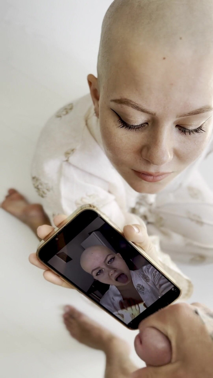 Vilu_and_Mi: Cumtribute Bald Girl Cleanup Her Phone After