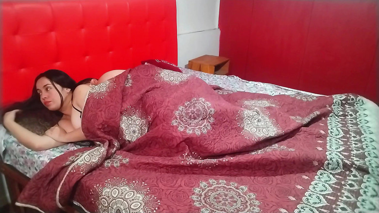 BBW Kelly Mom: Nevlastní matka nechá svého nevlastního syna do postele, dostane zadek...