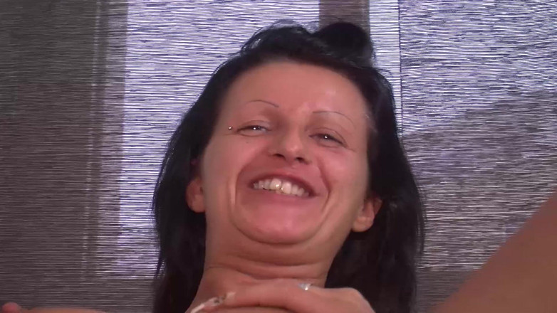 Busty German Sluts: Ze is een rondborstige Duitse milf die hier is om...