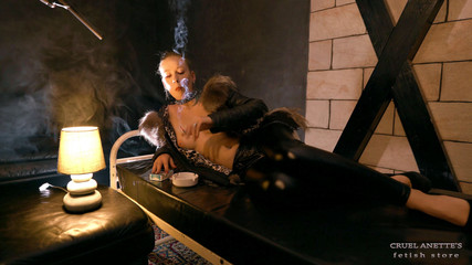 Cruel Anettes fetish world: 쌀쌀한 방에서 흡연