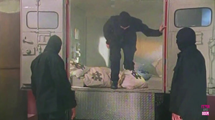 Fetish and BDSM: Après avoir volé une banque, deux mecs à forte poitrine se...