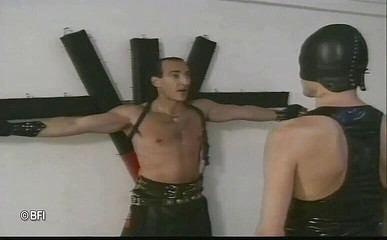 Hardcore slave sex: Chica atada en traje de cuero azotada