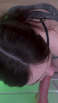 Amatör emiyor dildo güzel orta yaşlı seksi kadın