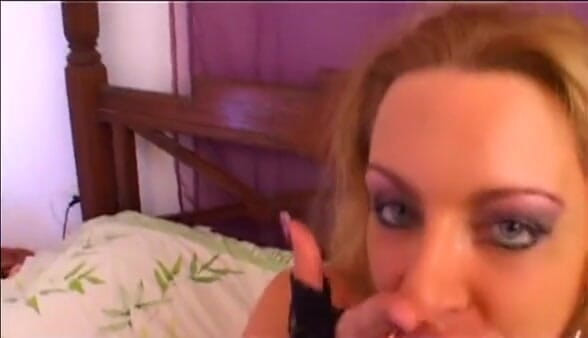 European Classics: Tante seksi pakai sarung tangan lagi asik nyepong kontol