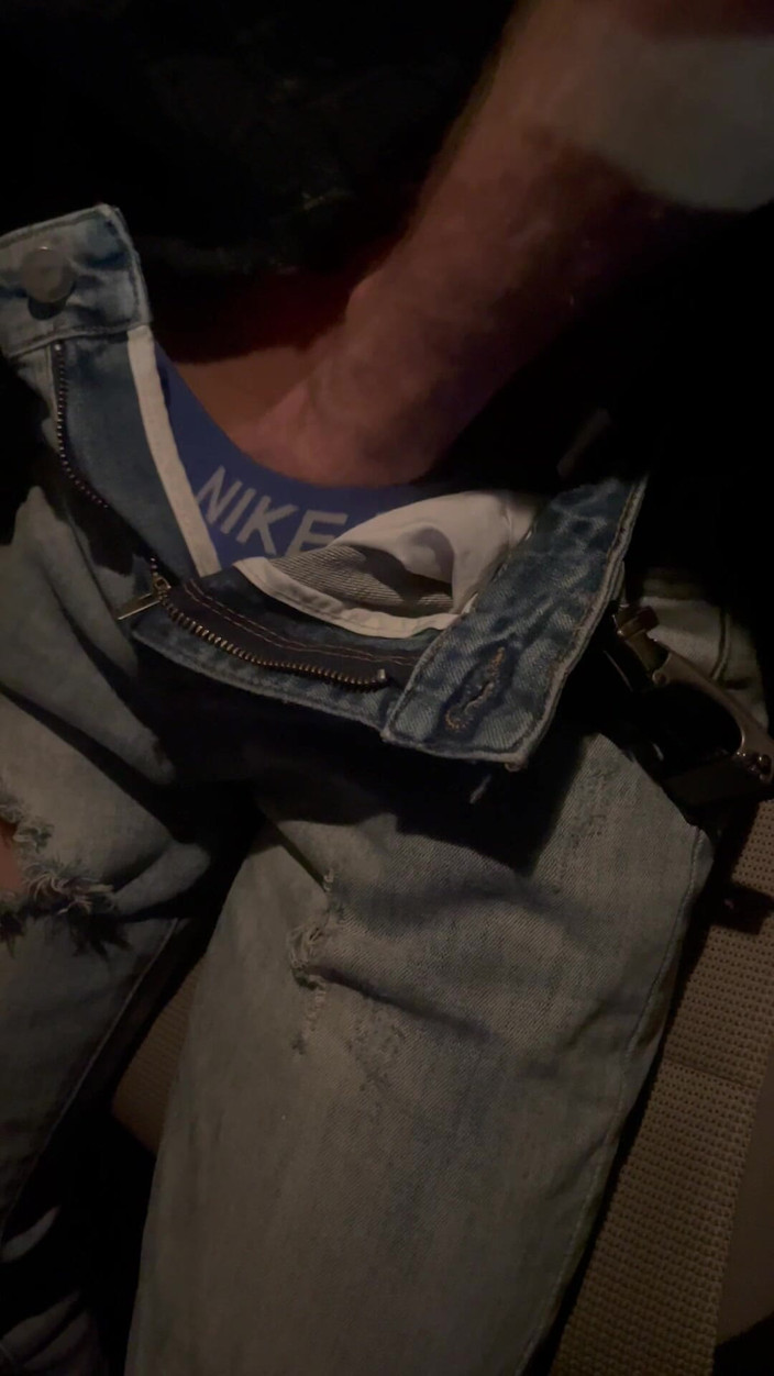 Quan Vietnam 18: 老老师在老师的车里帮助18岁的年轻处女学生撸管并射精