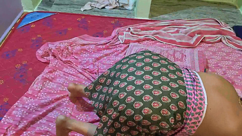 Sexy sindu: Full Nude Aunty on Bed