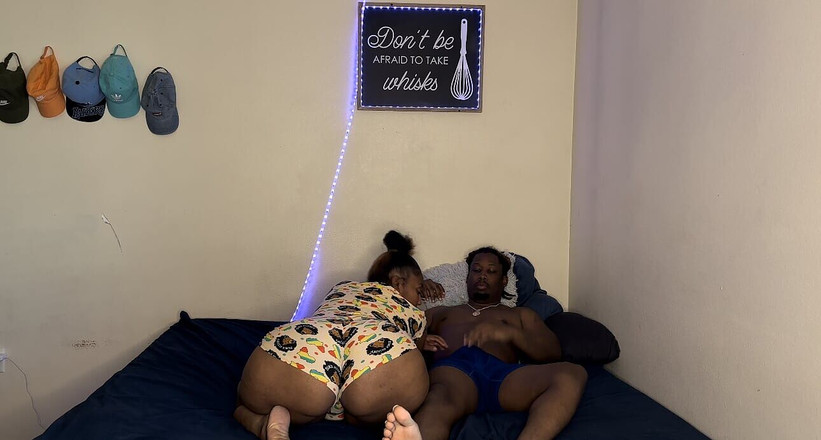 Kendale: 我的继妹进入我的房间，饥渴地吮吸我的大黑屌骑乘我直到她射了多次