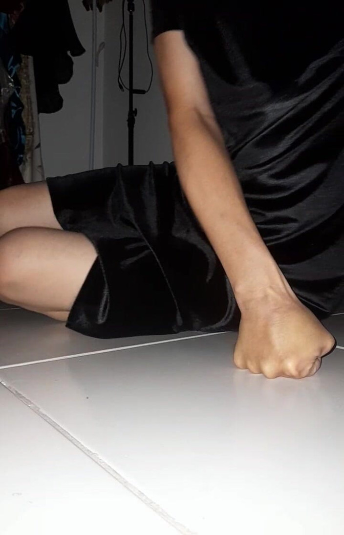 Naomisinka: Masturbare cu rochie asiatică de catifea neagră