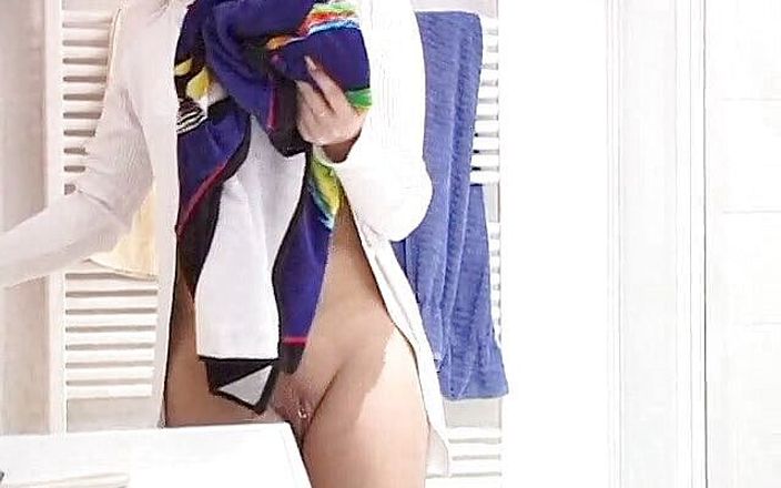 Dirty Teeny: Ładna nastolatka myje swoje seksowne ciało