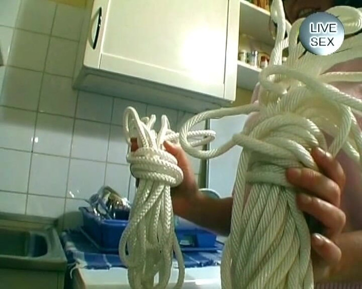 German's Fetish: Une bombasse pulpeuse d’Allemagne se fait ligoter et doigter