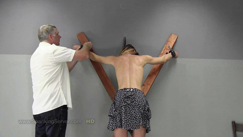 Spanking Server: Candy castigando las flagelaciones por la espalda desnuda