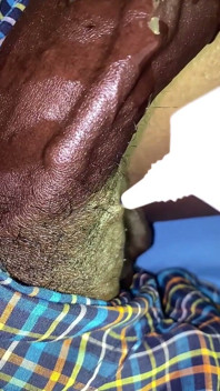Ngocok kontol cokelat di tempat umum