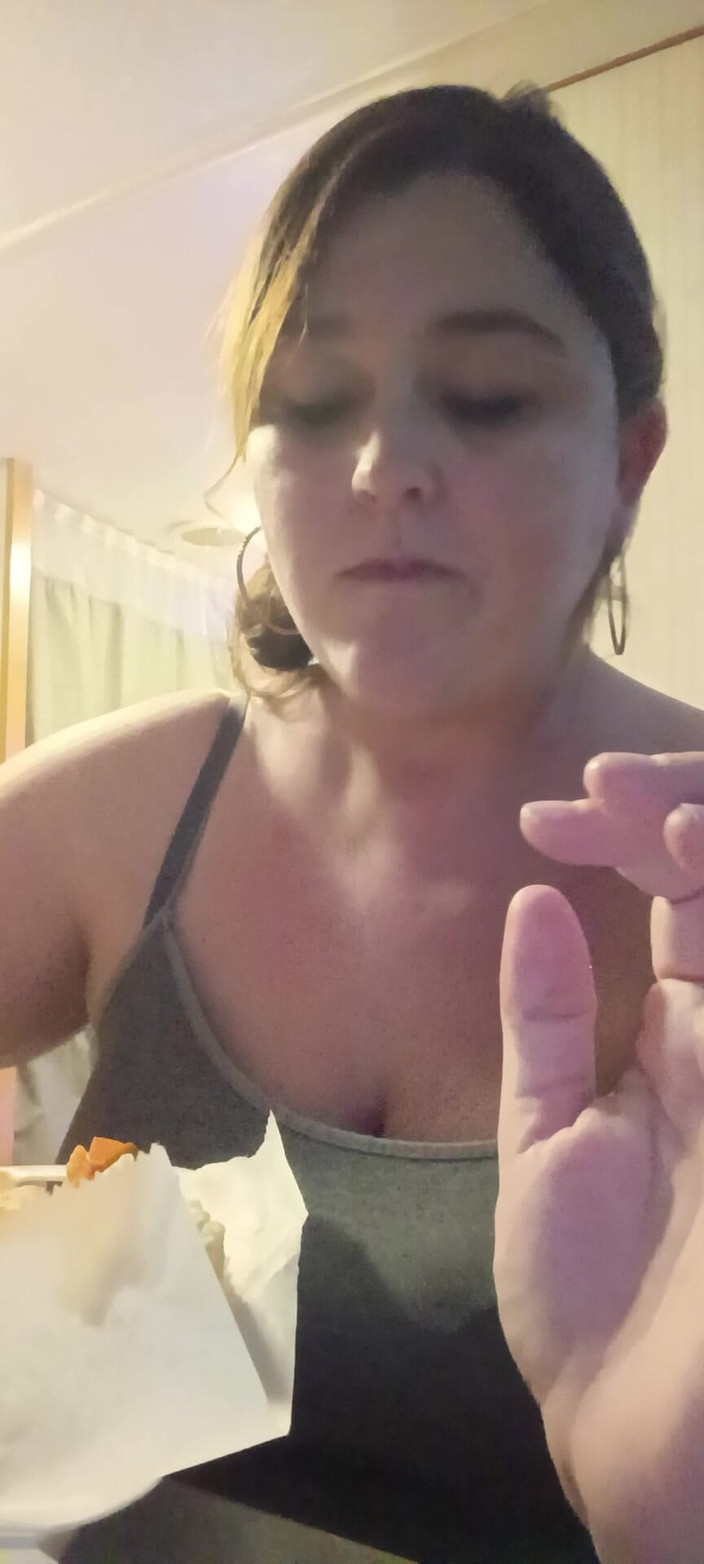 GoddessKristy00: Богиня поедает пиццу