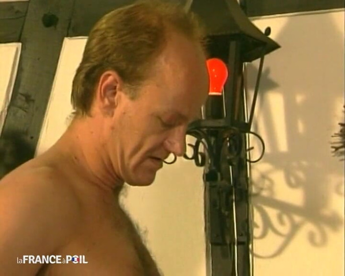 French BDSM: Uma puta da deusa nos oferece sua buceta para coisas!