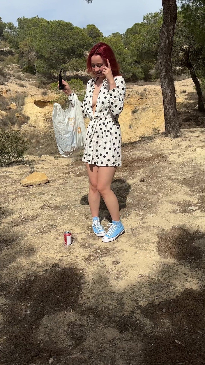 Sheryl X Sinclair: 피크닉 구역 근처 공원에서 쓰레기