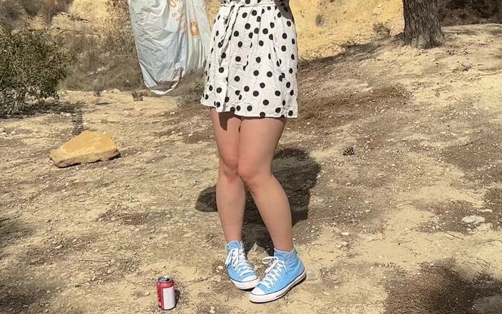 Sheryl X Sinclair: Basura afuera en el parque cerca de la zona de...