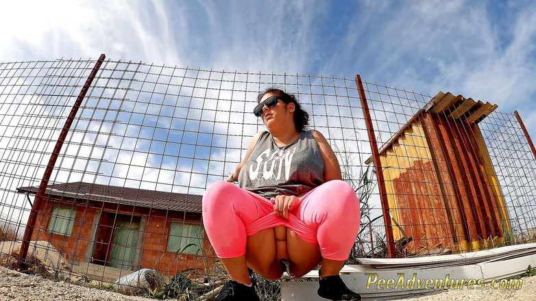 Pee Adventures: Пухла відчайдушна дівчина знову мочила штани