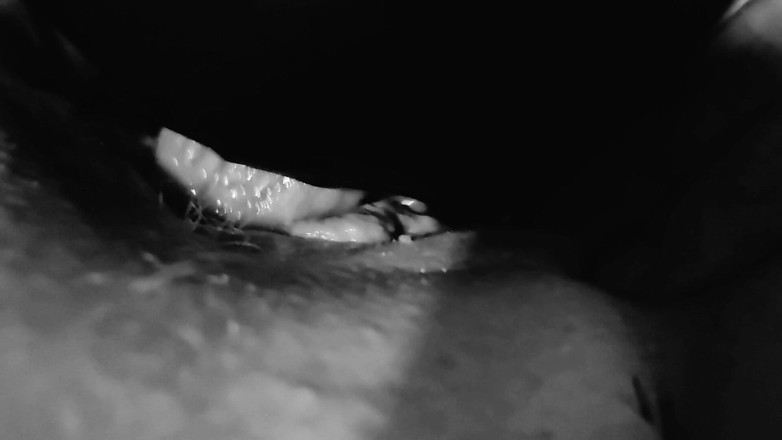 Misses Dickinson and Roughael: Fitta äter, fingrar och slår