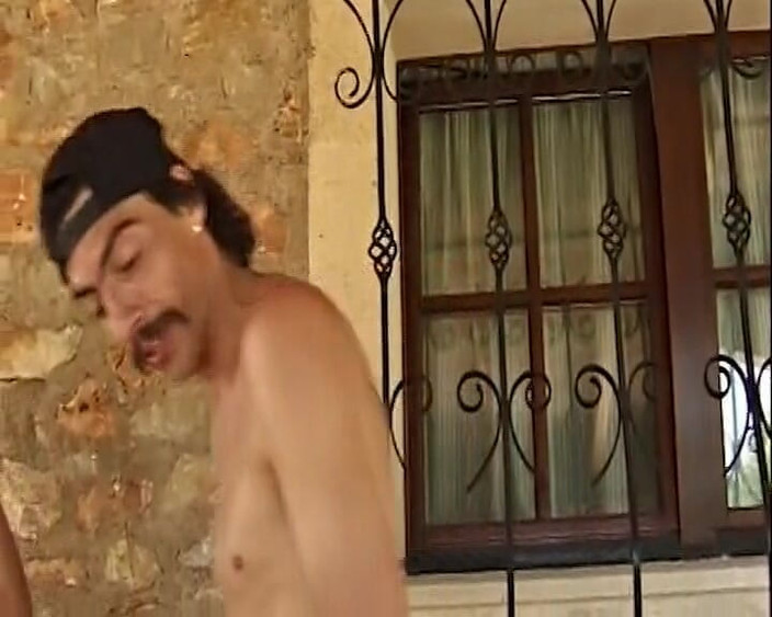 Porno kino: 两个狂野的男人给一个热辣的德国宝贝一些奶油在脸上