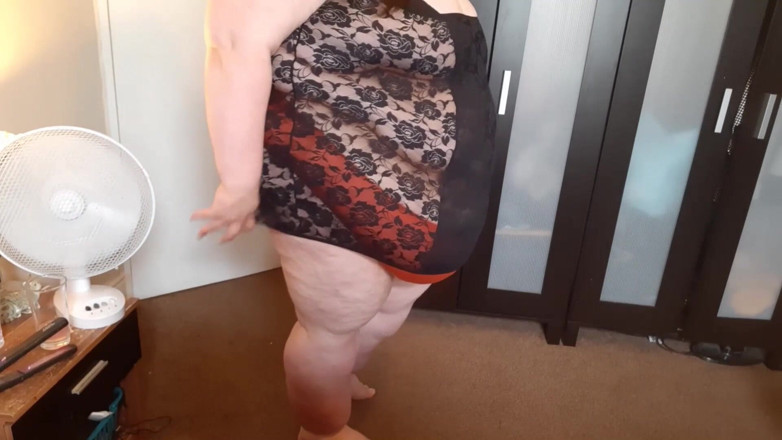 SSBBWLadyBrads: SSBBW w seksownej bieliźnie może zerżnąć z podłogi