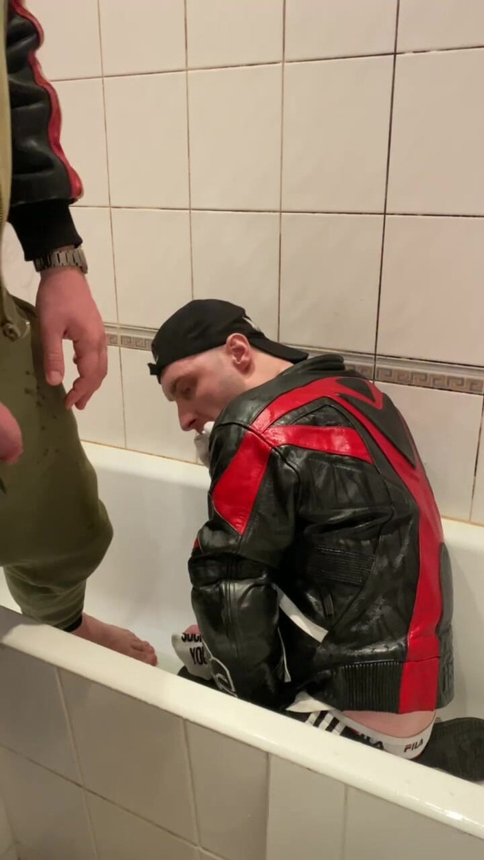 KinkySirius: 革のモトバイカーに小便をする革のジャケットの大きな男