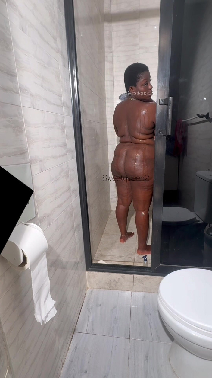 Sweetqueen2: Quickie, bevor wir aus der dusche kommen.